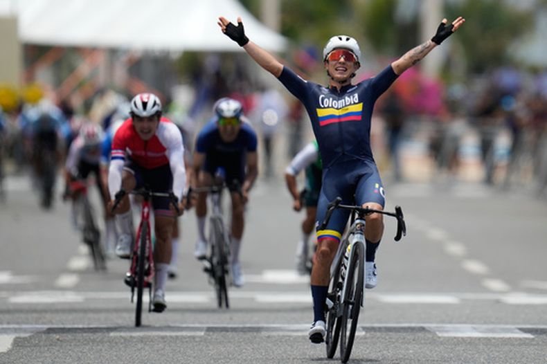 El colombiano Nicolas Gómez celebra al ganar la medalla de oro de la carrera de ruta del ciclismo de los Juegos Centroamericanos y del Caribe, el domingo 2 de agosto de 2026, en Santo Domingo. (AP Foto/Fernando Vergara)