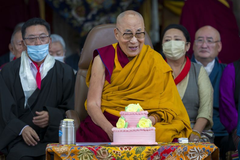 El líder espiritual tibetano Dalai Lama sonríe mientras preside una función por su 88vo cumpleaños en el templo de Tsuglakhang, en Dharamshala, India, el jueves 6 de julio de 2023. (AP Foto/Ashwini Bhatia)