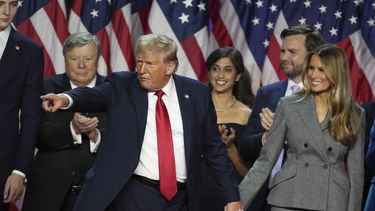 El candidato republicano a la presidencia, el expresidente Donald Trump, toma la mano de la ex primera dama Melania Trump luego de hablar con sus simpatizantes en el centro de convenciones del condado de Palm Beach, el miércoles 6 de noviembre de 2024, en West Palm Beach, Florida. (AP Foto/Lynne Sladky)