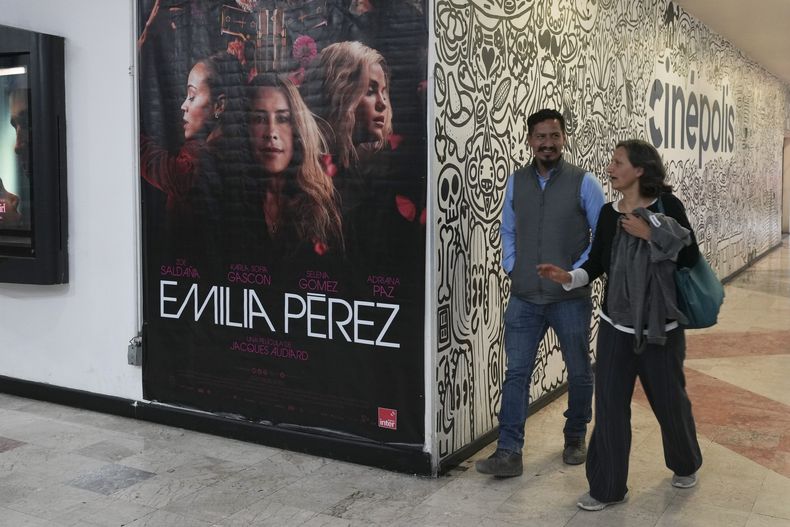 Miembros del público pasan junto a un cartel de la película Emilia Pérez en un cine en la Ciudad de México, el jueves 23 de enero de 2025. (Foto AP/Marco Ugarte)