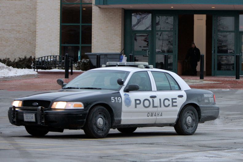 Una patrulla de Omaha circula el 8 de diciembre de 2007 en Omaha, Nebraska. (Foto AP/Jeff Roberson, Archivo)