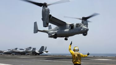 ARCHIVO - Esta imagen proporcionada por la Marina de Estados Unidos, muestra un avión MV-22 Osprey en el USS Abraham Lincoln en el mar Arábigo el 17 de mayo de 2019. (Mass Communication Specialist 3rd Class Amber Smalley/U.S. Navy via AP)