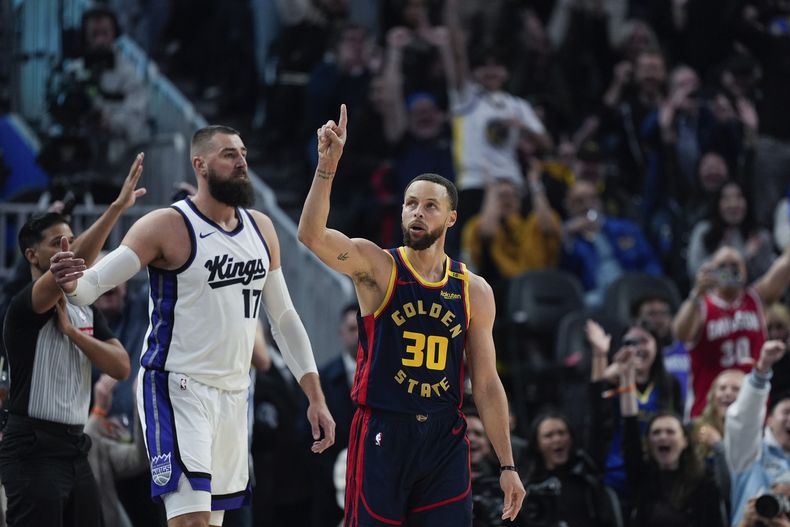 El escolta de los Warriors de Golden State, Stephen Curry (30), reacciona tras encestar una canasta de 3 puntos durante la primera mitad de un partido de baloncesto de la NBA contra los Kings de Sacramento, el jueves 13 de marzo de 2025, en San Francisco. (AP Foto/Godofredo A. Vásquez)