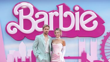 ARCHIVO- Ryan Gosling, izquierda, y Margot Robbie posan a su llegada a la premiere de Barbie el 12 de julio de 2023, en Londres. “Barbie” de Greta Gerwig dominó las nominaciones a los Globos de Oro con nueve menciones el 12 de diciembre de 2023. (Scott Garfitt/Invision/AP, archivo)