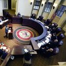 ARCHIVO - Los jueces de la Corte Suprema de Mississippi, incluido el juez Jim Kitchens, sentado a la derecha, cuarto desde arriba, escuchan unos alegatos, el 6 de julio de 2023, en Jackson, Mississippi. (AP foto/Rogelio V. Solis, archivo)