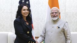 La directora de inteligencia nacional de EEUU, Tulsi Gabbard, a la izquierda, estrecha la mano del primer ministro, Narendra Modi durante una reunión en Nueva Delhi, India, el lunes 17 de marzo de 2025. (Oficina de Información del Gobierno de India via AP)