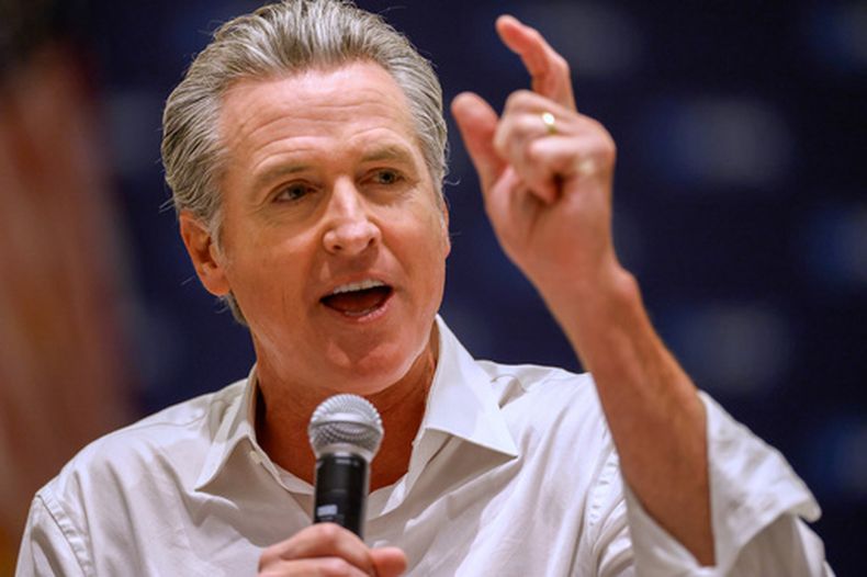 El gobernador de California, Gavin Newsom, habla en un evento de campaña de candidatos demócratas, el sábado 5 de septiembre de 2026, en Monroe, Carolina del Norte. (AP Foto/Nell Redmond)