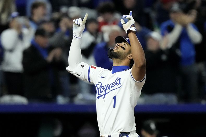 El puertorriqueño MJ Meléndez festeja tras conectar un jonrón de dos carreras por los Reales de Kansas City en el juego del jueves 4 de abril de 2024 ante los Medias Blancas de Chicago (AP Foto/Charlie Riedel)