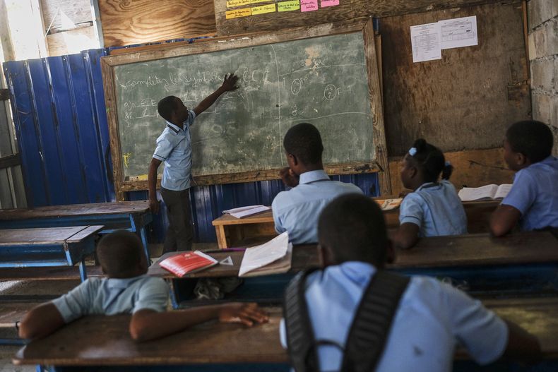 Una clase de francés en una escuela en Puerto Príncipe, Haití, el 28 de octubre del 2021. (AP foto/Matias Delacroix)