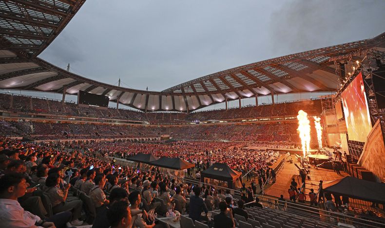 Los asistentes al Jamboree Scout Mundial ven un concierto de K-Pop después de la ceremonia de clausura del Jamboree Scout Mundial en el Estadio de la Copa Mundial en Seúl, Corea del Sur, el viernes 11 de agosto de 2023. Un día después de que una poderosa tormenta tropical inundara decenas de hogares y convirtiera las calles en ríos lodosos, Corea del Sur organizó un gran concierto de K-Pop en Seúl para 40.000 Scouts cuyo campamento mundial Jamboree fue afectado por el clima.(Korea Pool vía AP)