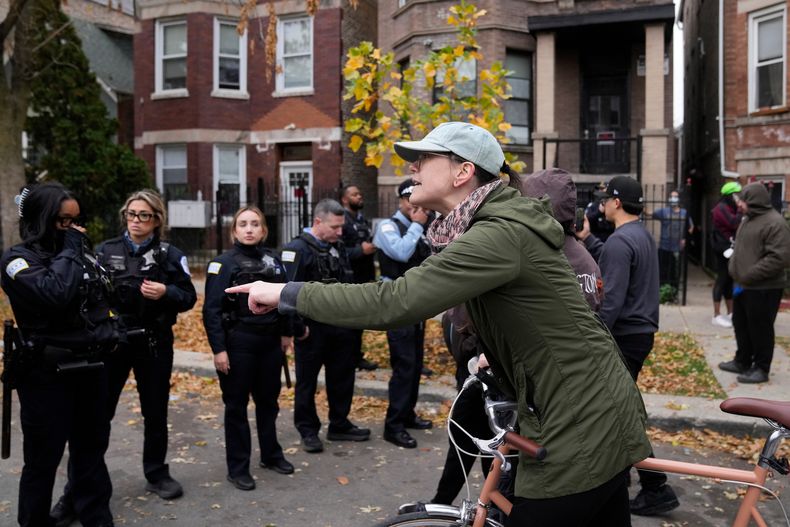 Personas que protestan contra las actividades de los agentes federales de inmigración en Little Village se enfrentan con agentes de policía de Chicago el sábado 8 de noviembre de 2025 en Chicago. (AP Foto/Erin Hooley)