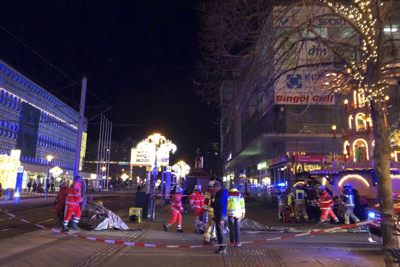 Personal del servicio de emergencias atiende un incidente en el mercado navideño de Magdeburgo, en el este de Alemania, el viernes 20 de diciembre de 2024. (Dörthe Hein/dpa vía AP)