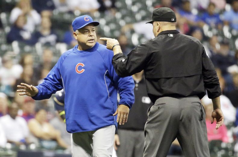 El manager de los Cachorros de Chicago, Rick Renteria, izquierda, discute con un umpire en un partido el 26 de septiembre de 2014 en Milwaukee. Renteria fue despedido el 31 de octubre de 2014. (AP Photo/Morry Gash, File)