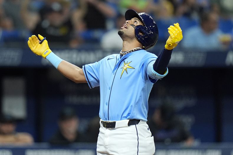 Christopher Morel de los Rays de Tampa Bay reacciona tras conectar su jonrón solitario frente al pitcher de los Marlins de Miami Edward Cabrera el martes 30 de julio del 2024. (AP Foto/Christopher OMeara)