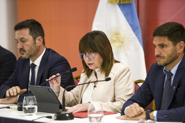 ARCHIVO - La ministra de Seguridad argentina Patricia Bullrich da una conferencia de prensa en Rosario, Argentina, el lunes 11 de marzo de 2024, junto al ministro de Defensa Luis Petri, a la izquierda, y el gobernador de la provincia de Santa Fe Maximiliano Pullaro, a la derecha. (AP Foto/Celina Mutti Lovera, Archivo)