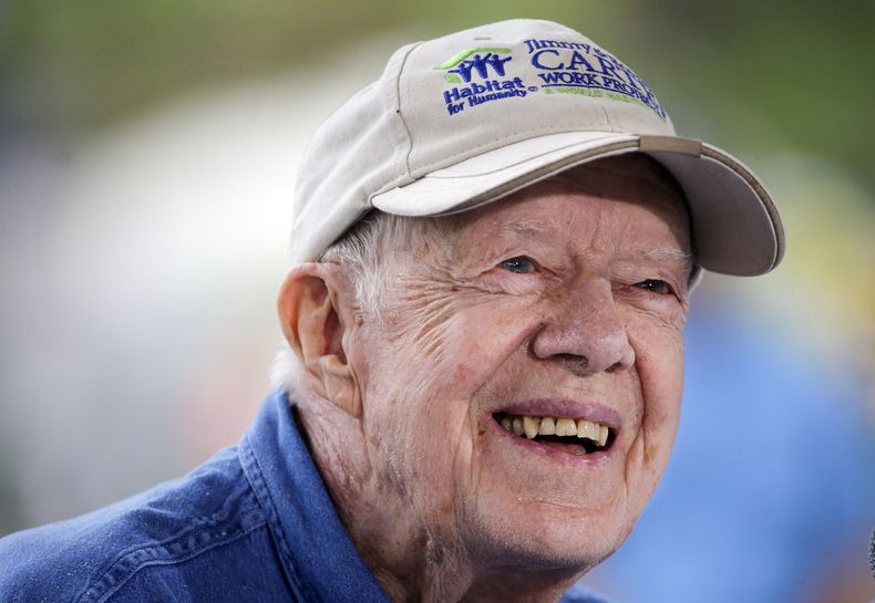 ARCHIVO - El expresidente Jimmy Carter responde preguntas durante una conferencia de prensa en una obra de Hábitat para la Humanidad, en Memphis, Tennessee, el 2 de noviembre de 2015. (Foto AP/Mark Humphrey, archivo)