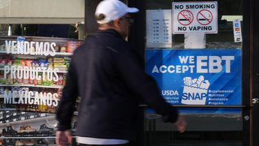Un cliente pasa frente a una panadería con un letrero de información sobre el programa SNAP EBT, el domingo 2 de noviembre de 2025, en Chicago. (AP Foto/Nam Y. Huh)