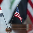 Las banderas de Irak y de Estados Unidos yacen sobre una mesa durante una reunión entre el secretario de Defensa estadounidense Lloyd Austin y el ministro de Defensa iraquí, Muhammad Al-Abbasi, el martes 23 de julio de 2024, en el Pentágono, en Washington. (AP Foto/Alex Brandon)