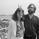 ARCHIVO - El director de cine Francis Ford Coppola con su esposa Ellie en el Festival de Cine de Cannes el 19 de mayo de 1979. Coppola está de vuelta en Cannes con su más reciente película Megalopolis. (Foto AP, archivo)