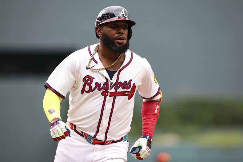 El dominicano de los Bravos de Atlanta Marcell Ozuna recorre las bases tras su jonrón de tres carreras en la séptima entrada ante los Marlins de Miami el domingo 10 de agosto del 2025. (AP Foto/Colin Hubbard)
