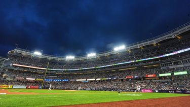 El juego se detiene tras un apagón de las luces durante la primera entrada de un partido de béisbol entre los Yankees de Nueva York y los Cardenales de San Luis el miércoles 5 de agosto de 2026, en Nueva York. (Foto AP/Frank Franklin II)