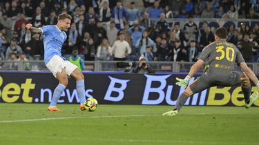 Ciro Immobile, de la Lazio, se prepara para anotar en el partido de liga ante Lecce, disputado el viernes 12 de mayo de 2023 (Fabrizio Corradetti/LaPresse via AP)