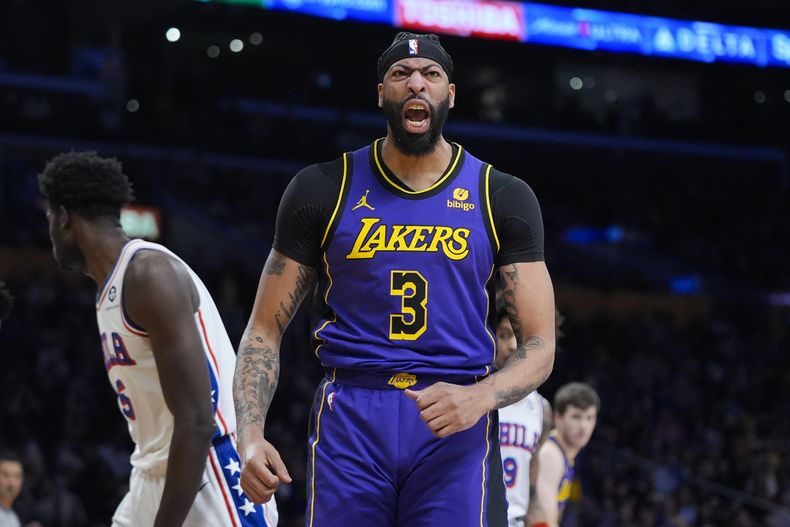 Anthony Davis (3), de los Lakers de Los Ángeles, reacciona después de encestar en contra de los 76ers de Filadelfia, durante la primera mitad del juego de baloncesto de la NBA, el viernes 22 de marzo de 2024, en Los Ángeles. (AP Foto/Jae C. Hong)