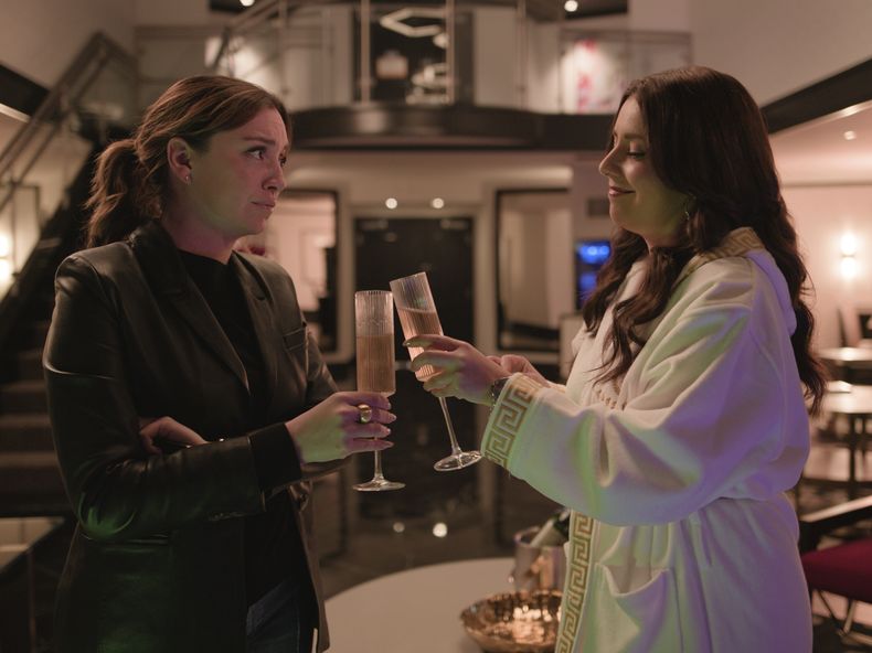 Esta imagen difundida por Videocine muestra a Regina Blandón, a la izquierda, y Diana Bovio en una escena de la película Mirreyes contra Godínez: Las Vegas. (Videocine via AP)