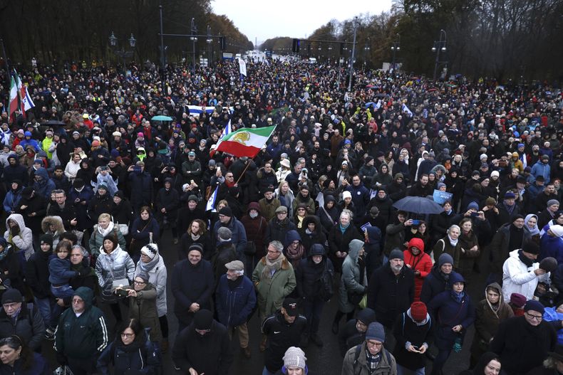 La marcha contra el antisemitismo en Berlín, el 10 de diciembre de 2023. (Carsten Koall/dpa via AP)