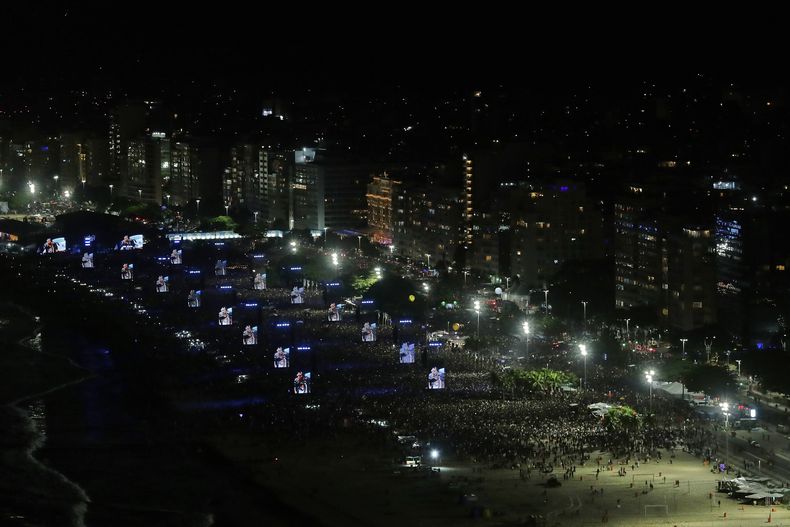 Fanáticos llenan la playa de Copacabana para ver el concierto gratuito de Lady Gaga en Río de Janeiro, el sábado 3 de mayo de 2025. (Foto AP/Bruna Prado)