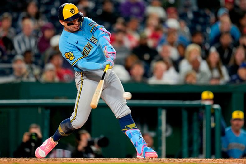 William Contreras, de los Cerveceros de Milwaukee, batea sencillo productor de dos carreras frente a los Nacionales de Washington durante la octava entrada del juego de béisbol de Grandes Ligas, el viernes 1 de mayo de 2026, en Washington. (AP Foto/Jess Rapfogel)