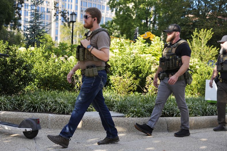 Agentes del Departamento de Seguridad Nacional regresan a su vehículo tras acudir a una llamada de emergencia en Franklin Park en Washington, el 2 de septiembre del 2025. (AP foto/Pablo Martinez Monsivais)