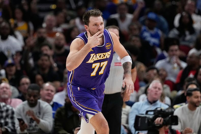 Luka Doncic de los Lakers de Los Ángeles celebra tras atinar un triple ante los Rockets de Houston el miércoles 18 de marzo del 2026. (AP Foto/David J. Phillip)