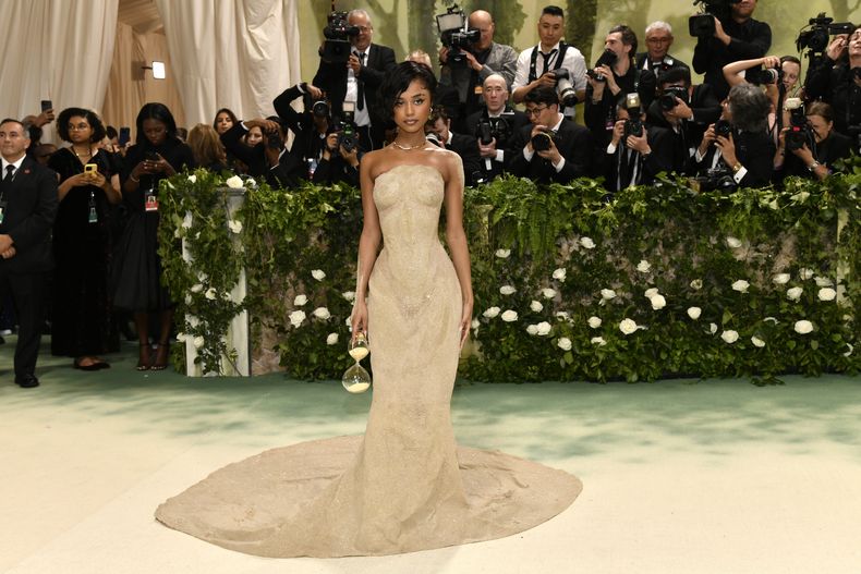 Tyla llega a la gala benéfica del Instituto del Vestido del Museo Metropolitano de Arte para celebrar la inauguración de la exposición Sleeping Beauties: Reawakening Fashion el lunes 6 de mayo de 2024, en Nueva York. (Foto Evan Agostini/Invision/AP)