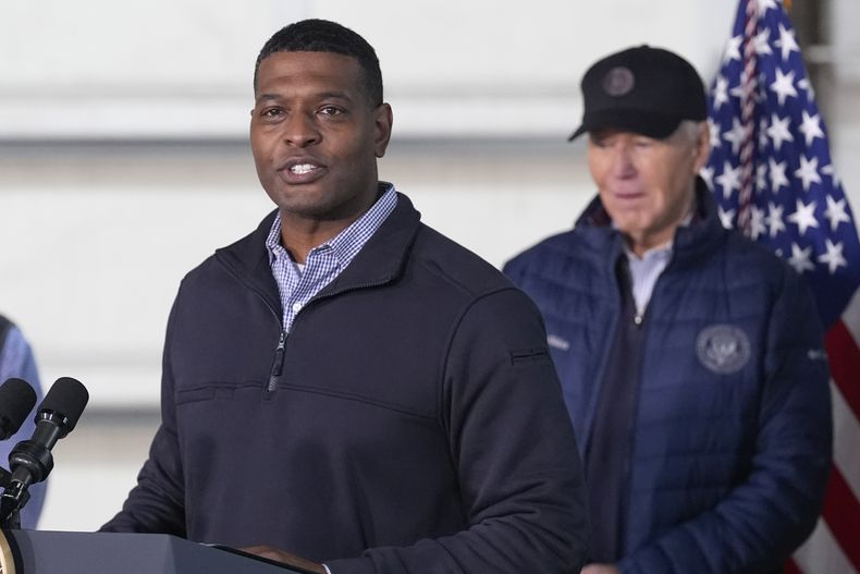 El administrador de la Agencia de Protección Medioambiental de Estados Unidos (EPA), Michael Regan, habla junto al presidente, Joe Biden, en el espacio recuperado de East Palestine, el viernes 16 de febrero de 2024, en East Palestine, Ohio. (AP Foto/Andrew Harnik)