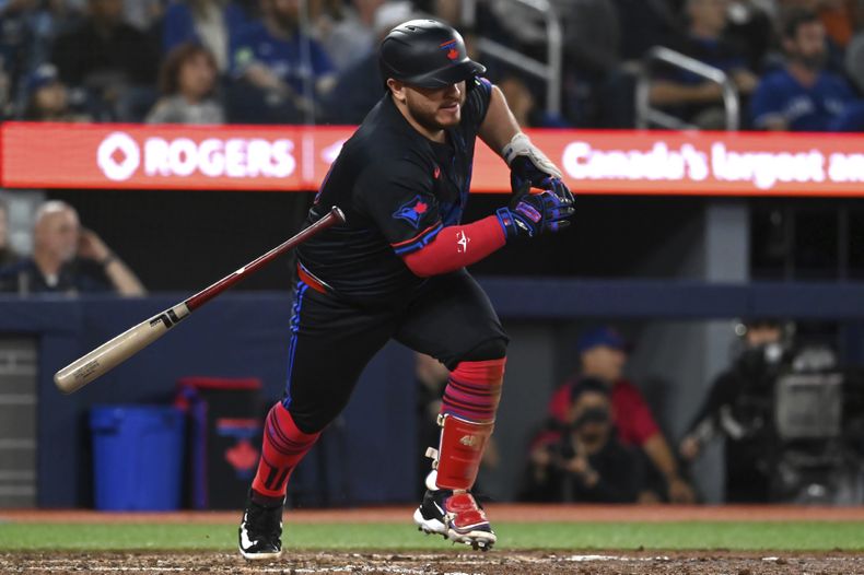 Alejandro Kirk (30) de los Azulejos de Toronto pega un sencillo contra los Medias Rojas de Boston en la séptima entrada de un partido de béisbol en Toronto el miércoles 25 de septiembre de 2024. (Jon Blacker/The Canadian Press vía AP)