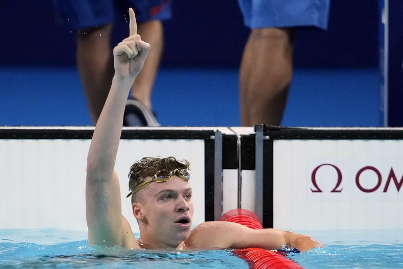 El francés Leon Marchand celebra tras ganar la final de los 200 metros pecho de los Juegos Olímpicos de París, el miércoles 31 de julio de 2024, en Nanterre, Francia. (AP Foto/Mattias Schrader)