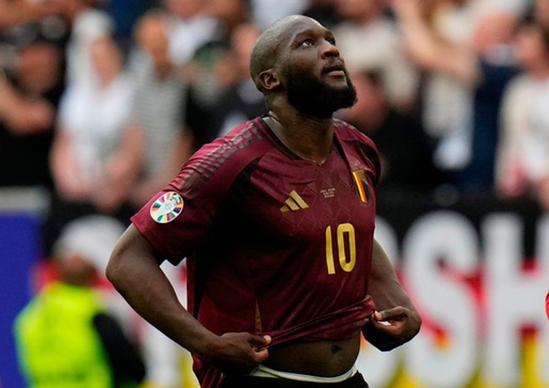 ARCHIVO - El delantero belga Romelu Lukaku tras la derrota ante Francia en los octavos de final de la Eurocopa, el lunes 1 de julio de 2024, en Dusseldorf, Alemania. (AP Foto/Hassan Ammar)
