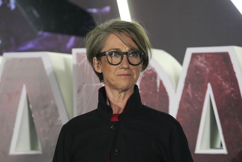 La cineasta S. J. Clarkson posa para retratos en la alfombra roja de Madame Web en la Ciudad de México el martes 13 de febrero de 2024. (Foto AP/Marco Ugarte)