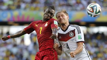 americateve | El ghan&eacute;s Christian Atsu disputa un bal&oacute;n con el alem&aacute;n Benedikt Hoewedes, durante un partido entre las dos selecciones en Fortaleza, Brasil, el s&aacute;bado 21 de junio de 2014, en la Copa del Mundo (AP Foto/Frank Augstein)