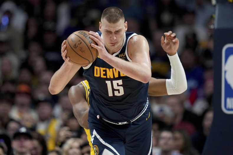 Nikola Jokic (15), de los Nuggets de Denver, toma un rebote en contra de los Lakers de Los Ángeles, durante la primera mitad del Juego 2 de las finales de la Conferencia Oeste, en los playoffs del baloncesto de la NBA, el jueves 18 de mayo de 2023, en Denver. (AP Foto/Jack Dempsey)