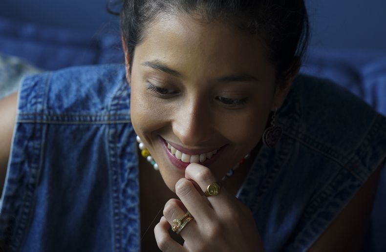 Valentina del dúo colombiano Vale sonríe durante una entrevista en la Ciudad de México el miércoles 26 de abril de 2023. Vale reveló las inspiraciones de su álbum debut “A contraluz, el cual incluye canciones compuestas durante su adolescencia y otras creadas en colaboración con otros artistas, incluyendo el legendario Elvis Costello. (Foto AP/Fernando Llano)