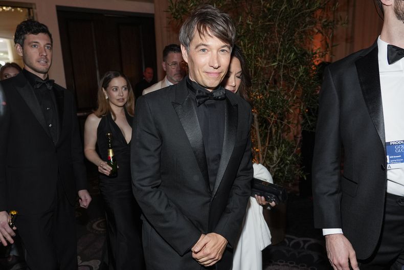 Sean Baker llega a la 82ª edición de los Globos de Oro el domingo 5 de enero de 2025 en el Beverly Hilton de Beverly Hills, California. (Foto AP/Chris Pizzello)