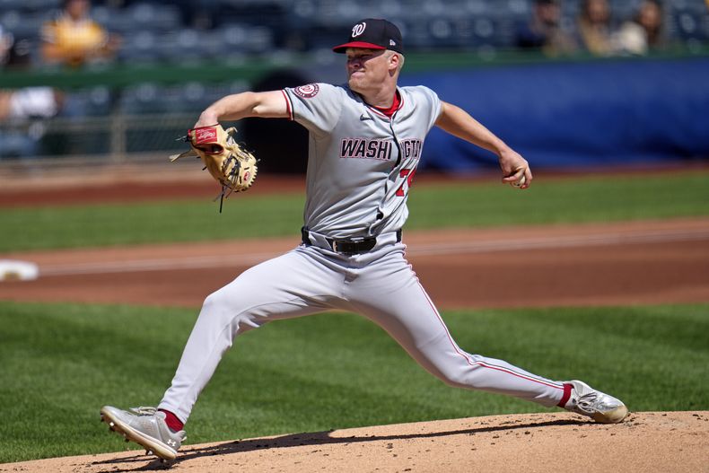El abridor de los Nacionales de Washington DJ Herz lanza en la primera entrada ante los Piratas de Pittsburgh en el primer juego de una doble cartelera el sábado 7 de septiembre del 2024. (AP Foto/Gene J. Puskar)