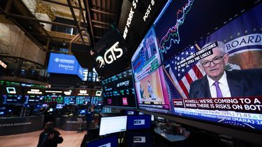 Un monitor muestra la imagen del presidente de la Reserva Federal, Jerome Powell, en la sede de la Bolsa de Valores de Nueva York, el 26 de julio de 2023. (Foto AP/Seth Wenig)