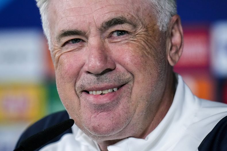 El técnico del Real Madrid Carlo Ancelotti en conferencia de prensa antes de la sesión de entrenamiento del equipo previa a la final de la Liga de Campeones el lunes 27 de mayo del 2024. (AP Foto/Manu Fernandez)