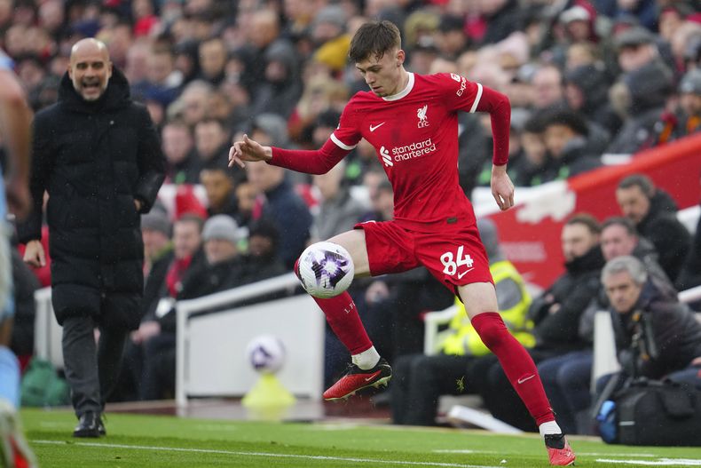 ARCHIVO - Conor Bradley, del Liverpool, controla el balón durante el partido de fútbol de la Liga Premier inglesa entre el Liverpool y el Manchester City en Liverpool, Inglaterra, el 10 de marzo de 2024. (AP Foto/Jon Super, Archivo)
