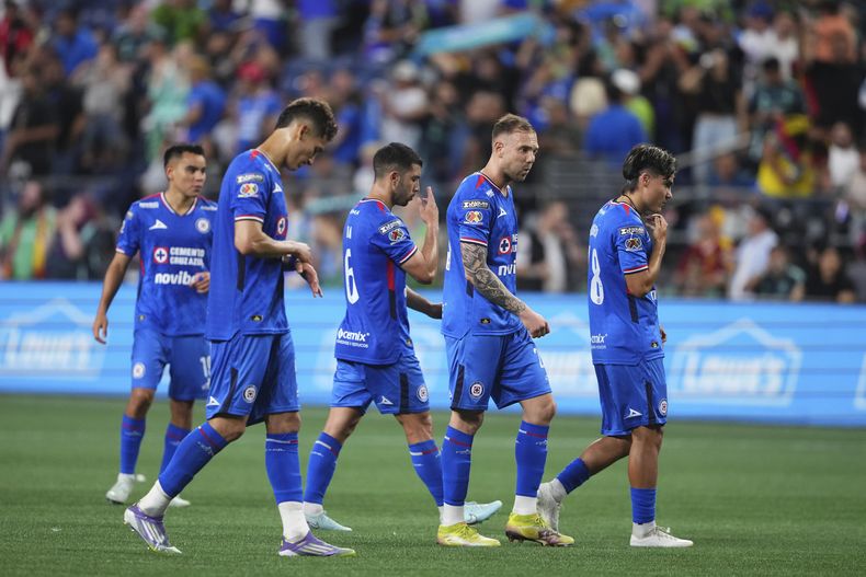 Jugadores de Cruz Azul, incluyendo a Erik Lira (6) y Rodolfo Rotondi, segundo a la derecha, además de Luka Romero, caminan después de perder con los Seattle Sounders en un partido de la Leagues Cup el jueves 31 de julio del 2025, en Seattle. (AP Foto/Lindsey Wasson)