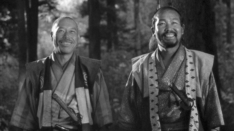 En esta imagen proporcionada por Janus Films, Takashi Shimura, izquierda, y Yoshio Inaba en una escena de Los siete samuráis de 1954. (Janus Films vía AP)