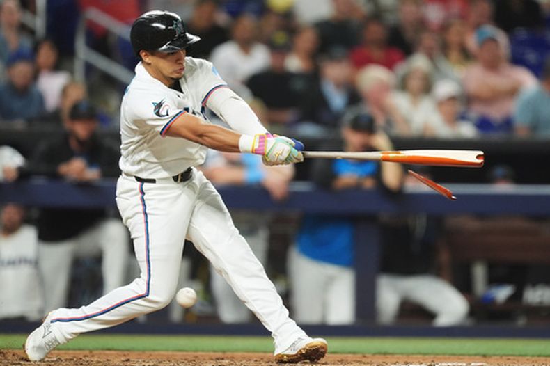 El venezolano de los Marlins de Miami Javier Sanoja rompe su bate en una bola de foul en la cuarta entrada ante los Bravos de Atlanta el lunes 18 de mayo del 2026. (AP Foto/Rebecca Blackwell)